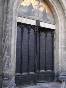 Porten till slottskyrkan i Wittenberg med Luthers 95 teser ingjutna