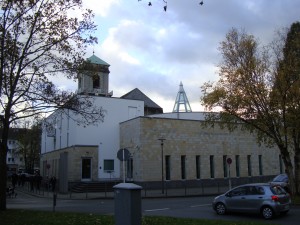 Synagogan i förgrunden på kyrkotomten