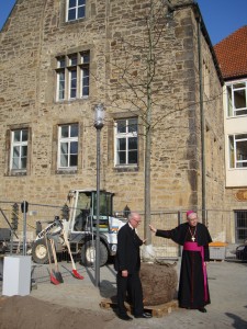 Biskoparna Ulrich och Trelle vid trädet
