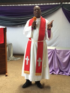 Biskop Michael Dube predikar före biskopsvigningen om Guds nåd