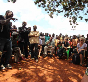 Den svenska delegationen på besök i en by på vars mark Chikweti planterat träd.