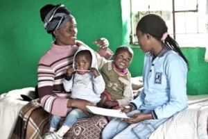Mentormamma Nozibele Chopele vid organisationen Philani i Sydafrika ger Nosiphela Luthuli rådgivning. Ansökan om barnbidrag är en av de saker mentormammor kan hjälpa till med.