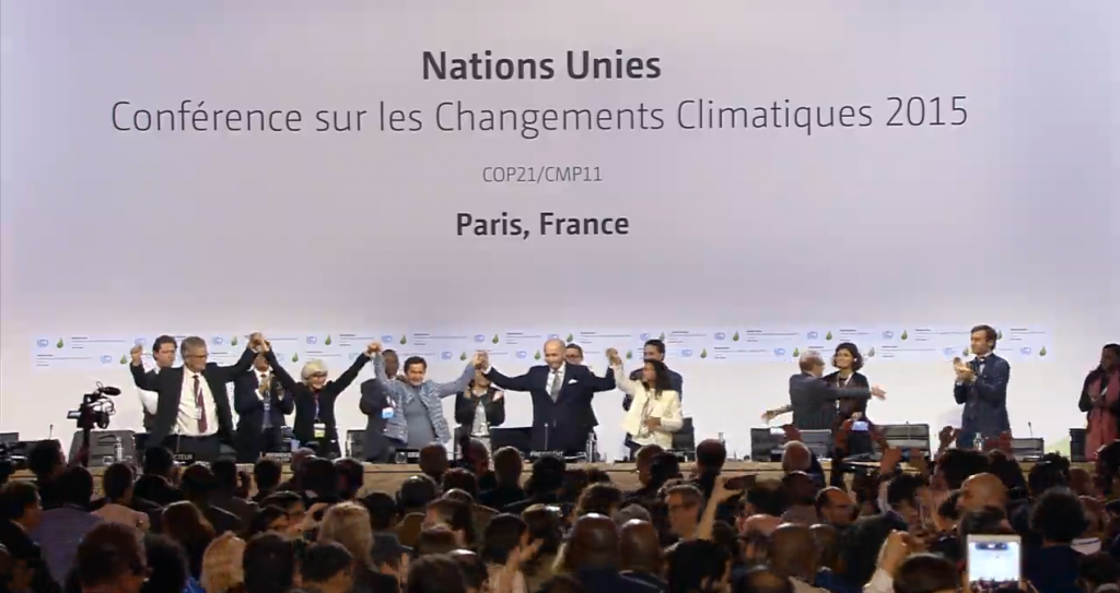 Segergest när avtalet gick igenom efter 14 dagars förhandlingar. Klimatavtalet antogs av samtliga 195 länder som deltar i mötet i Paris.