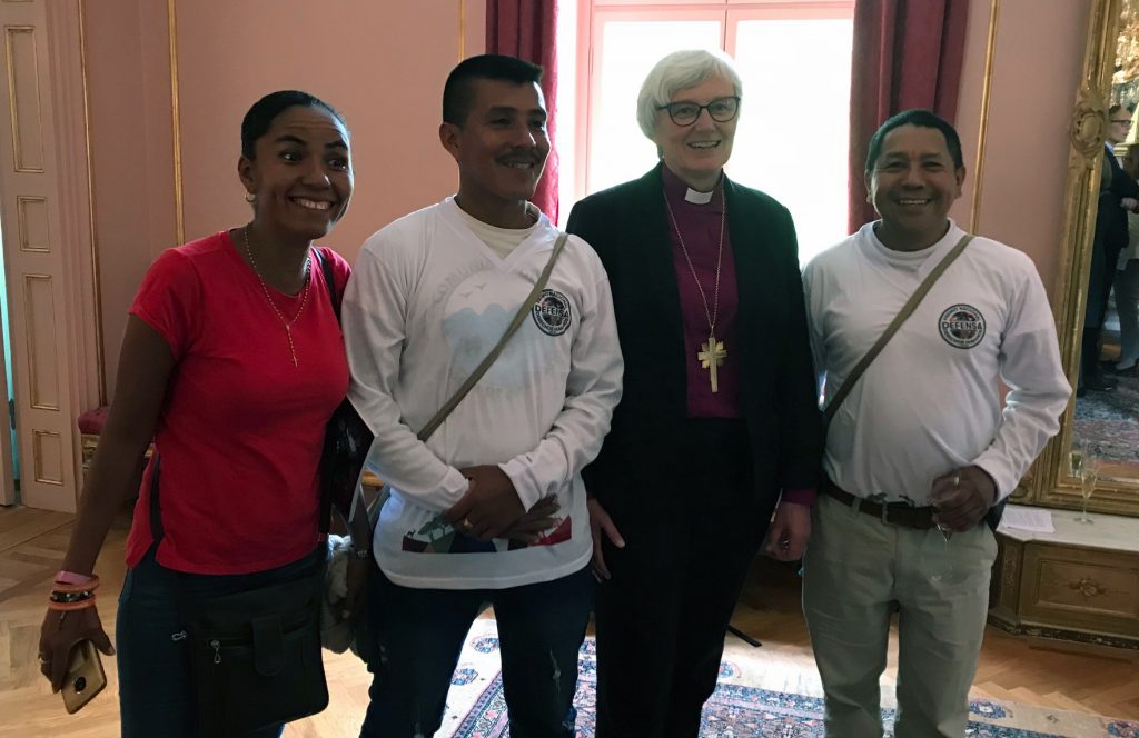 2018 års colombianska människorättspristagare Dolly Stela Valencia, Germán Graciano Posso och Genaro Graciano tillsammans med ärkebiskop Antje Jackelén, i samband med lunchen i Ärkebiskopsgården 2019.