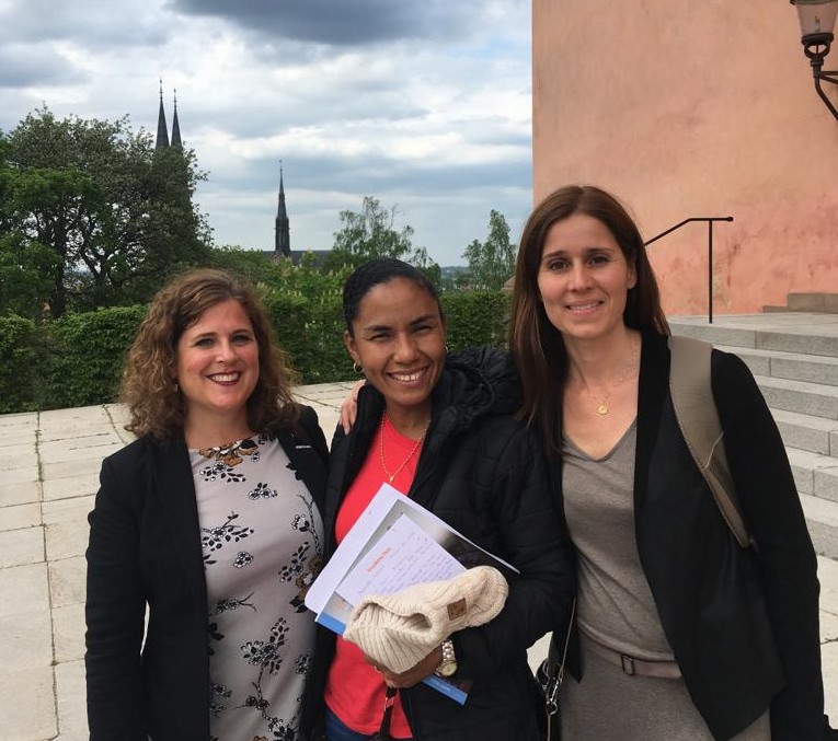 Eva Ekelund, Dolly Stela Valencia och Verdiana Garcia utanför Fredens hus i Uppsala.