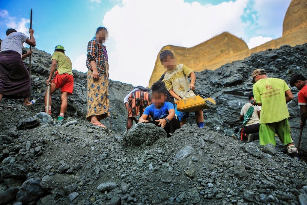 Barn jobbar i gruvans slagghögar