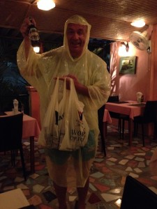 Genomblöt barägare som åkt moped i en halvtimme bara för att köpa en öl till mej...