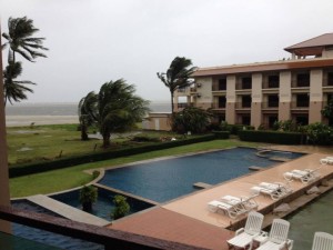 Tom och nästan lite spöklikt på hotellet, full orkan över havet.