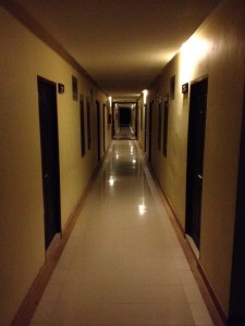 Långa tysta och tomma hotellkorridorer...