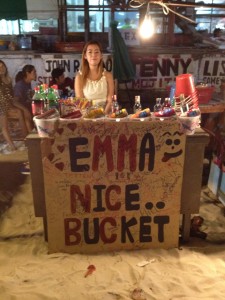 Emma säljer hinkar med spritflaskor...