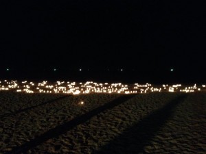 Hundratals ljus lyser. En symbol för att ingen som miste livet i samband med Tsunamikatastrofen är glömd.