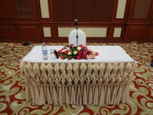 Hotellpersonalen vill gärna göra fint för oss när vi kommer. Här har dom gjort fint på altaret. 