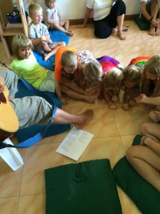 Mest intressant var när Anna tyckte att en av lärarassistenterna hade snygga tår. Förskolebarnen tittade noga på mina och konstaterade att dom var 'både blåa och fula'  