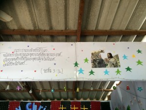 Världens mest kända bibelvers, här på Thai; Joh 3:16