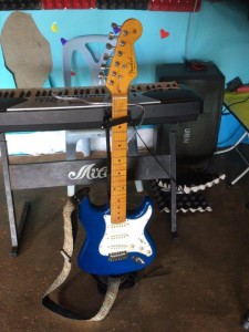 God musikutrustning har församlingen. Den här elgitarren visade sej vara en amerikatillverkad Fender Stratocaster
