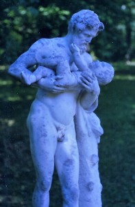 Pappa med sitt barn, staty på Solliden i Stockholm