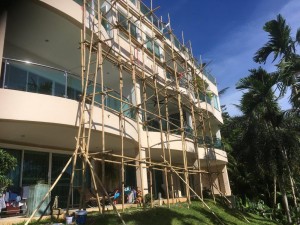 En dag var fasaden på prästbostaden klädd i bambu. 