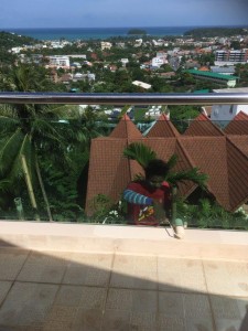 Svårt att vänja sej vid att se människor klättra omkring på bambuställningar i syfte att måla om vår fasad.