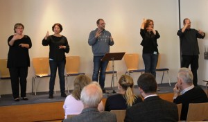 Johan Selin, döv präst i Härnösands stift pratar om diakoni. Teckenspråkstolkar tolkar till fyra andra teckenspråk. Foto: Sigurdur Hafthorsson/IKON