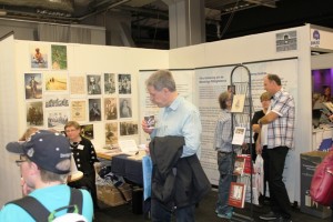 Samtal i resandefolkets monter. Foto Sigurdur Hafthorsson/IKON