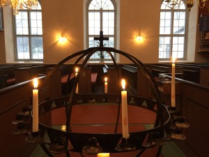 Ljusbäraren i Klövedals kyrka. Foto: Carina Etander Rimborg