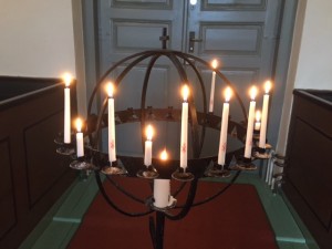 Ljusbäraren i Klövedals kyrka. Foto Carina Etander Rimborg