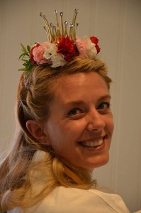 Karolina Flink Berntsson med Klövedals kyrkas brudkrona. Foto Gert Alenhall.