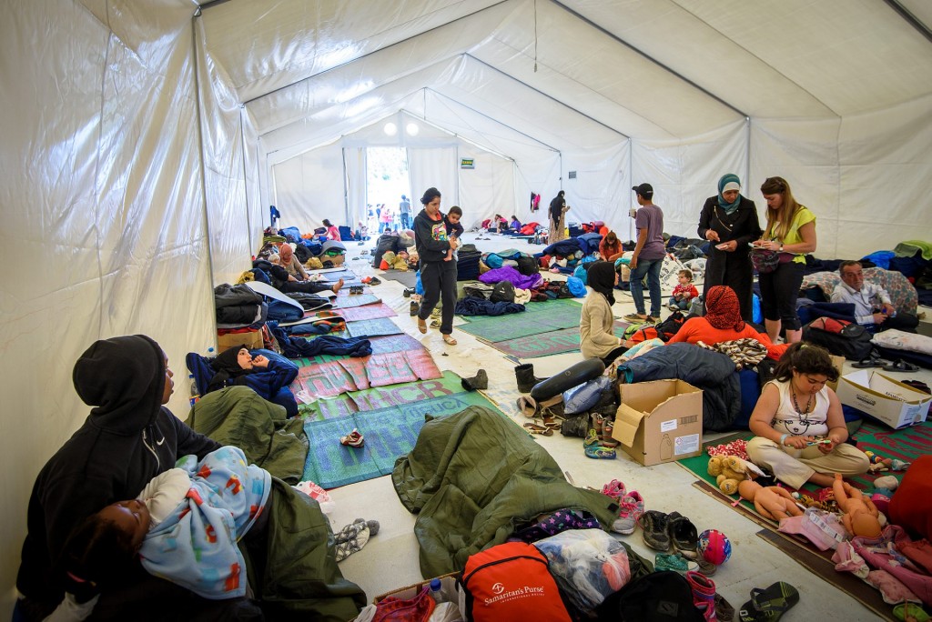 I lägret Souda på den grekiska ön Chios bor för närvarande ca 700 personer. Detta är en av de få öppna flyktingläger som finns kvar i Grekland sedan regeringen öppnade så kallade hotspot, stängda faciliteter dit alla flyktingar tas för registrering och asylansökan. Det har förekommit uppror bland flyktingarna och på grund av säkerhetsläget och platsbrist på hotspoten låter myndigheterna människor bo kvar i Souda tills vidare. Lägret administreras av migrationsverket i Grekland och UNHCR. Svenska kyrkans lokala partner, Apostoli, bistår bland annat med matpaket, hygienkit, sovsäckar och andra förnödenheter. *** Local Caption *** I lägret Souda på den grekiska ön Chios bor för närvarande ca 700 personer. Detta är en av de få öppna flyktingläger som finns kvar i Grekland sedan regeringen öppnade så kallade hotspot, stängda faciliteter dit alla flyktingar tas för registrering och asylansökan. Foto Magnus Aronson IKON