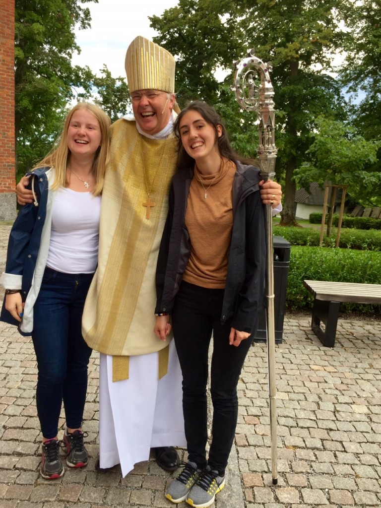 En bild från Strängnäs stiftsfest då vi blev utsända! Här har ni mig, Sofia, till höger om biskop Johan Dalman. Längst till vänster syns Emma Ronquist som ska till Filippinerna.
