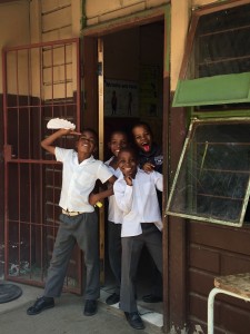 Glada barn när vi besökte skolan här om dagen.