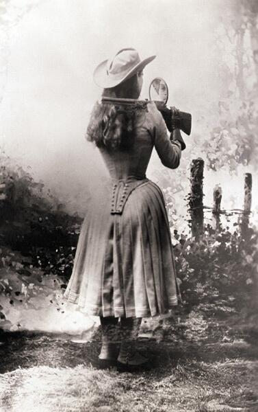 Annie Oakley, expert på skytte, skjuter över axeln och tittar bara i spegeln. 