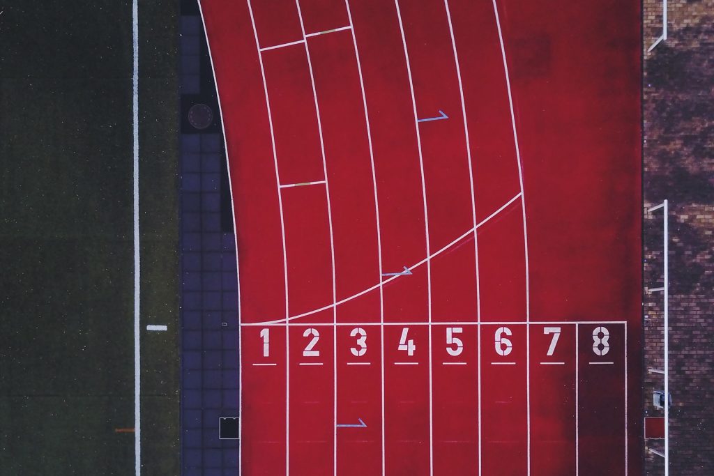 Löparbanor med numrerade banor ovanifrån. Foto: Marvin Ronsdorf / Unsplash