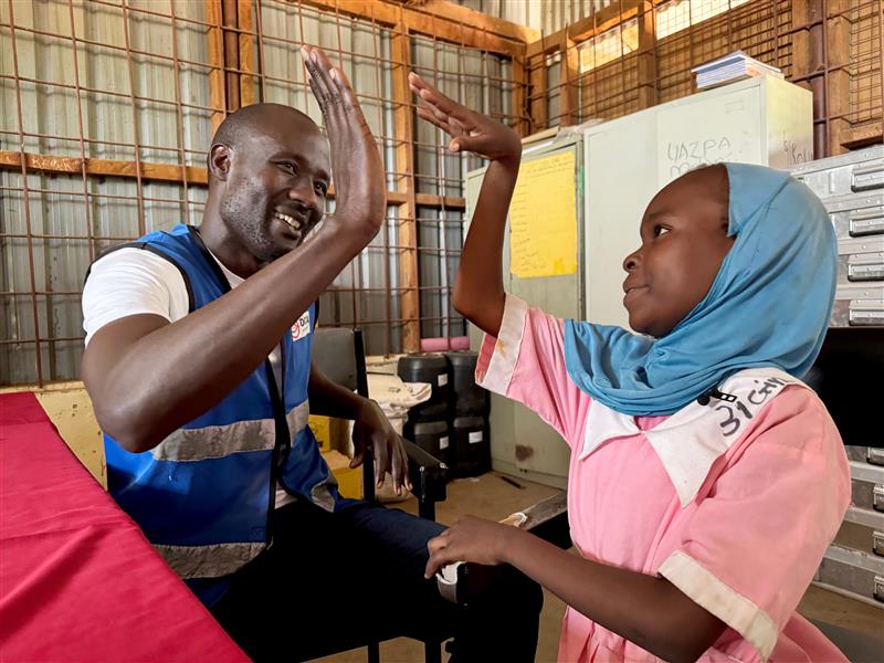 Collins kämpar för barnen ingen ser