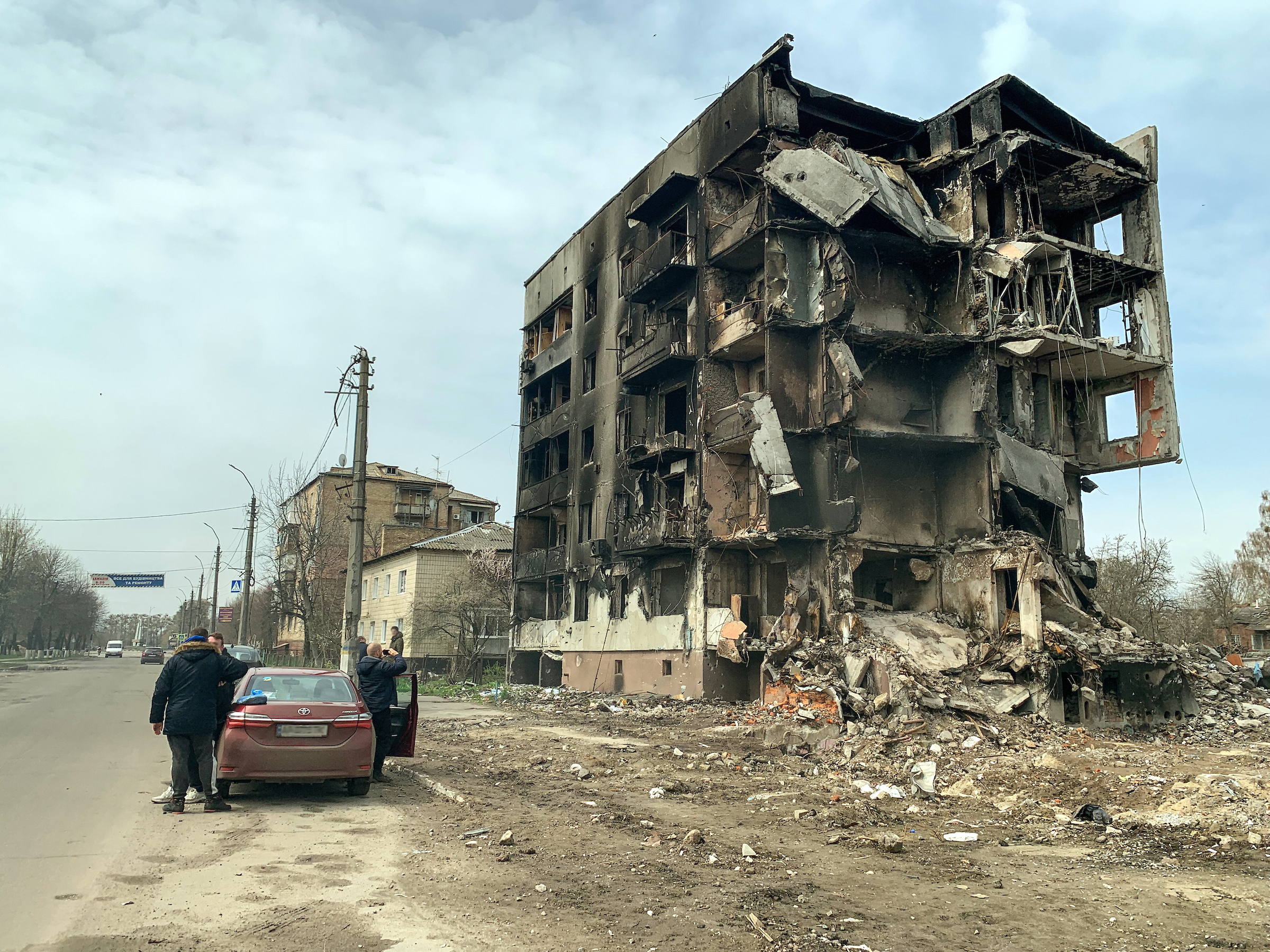 Sönderbombad lägenhetsbyggnad.