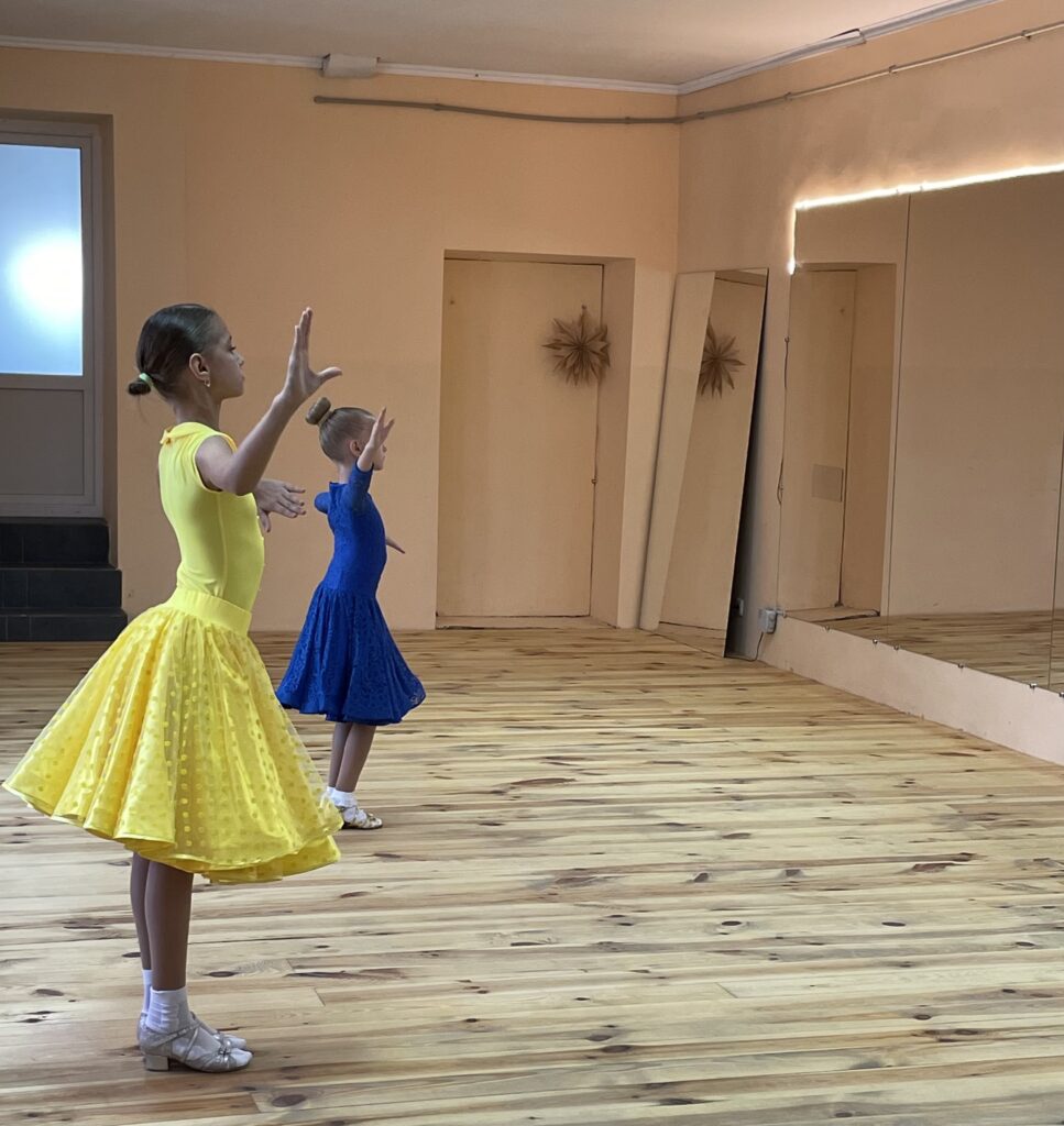 Två flickor dansar i en danssal.