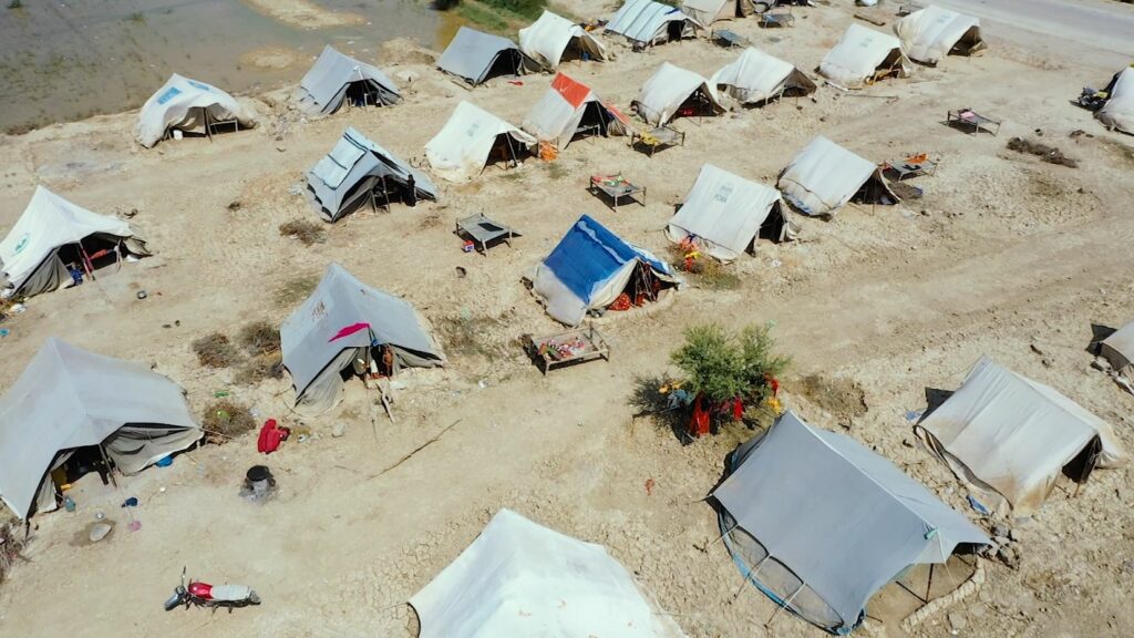 Rader av tält på ett grusfält