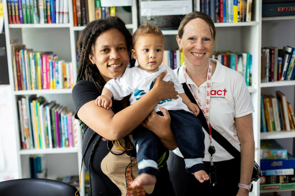 Coleen Heemskerk tillsmammans med en kvinna och ett barn i Ukraina