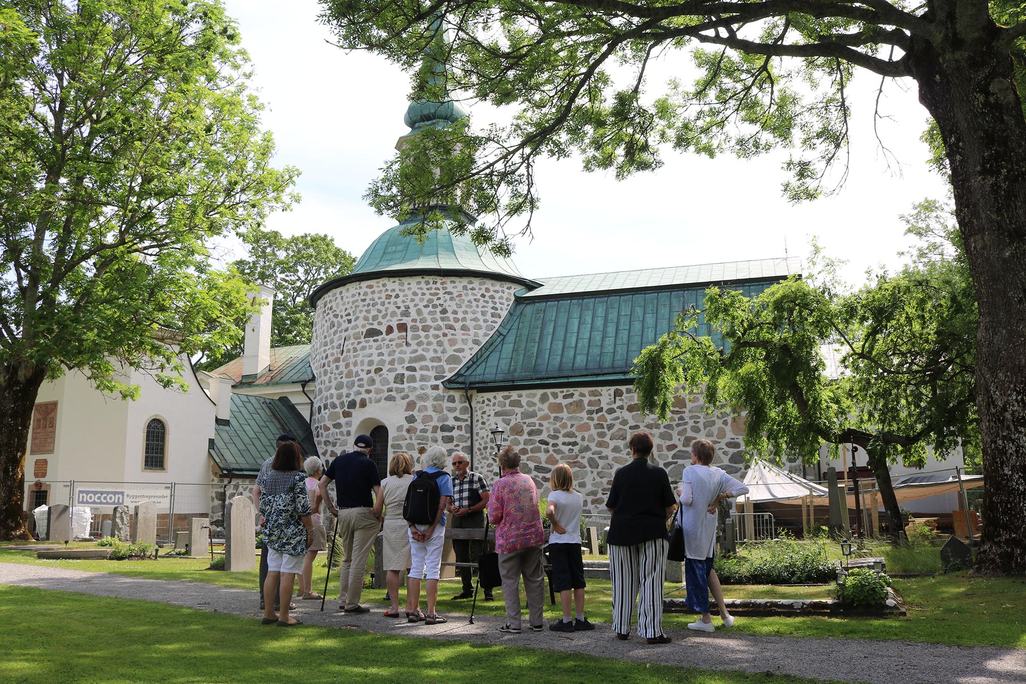 Ta en tur kring kyrkan!