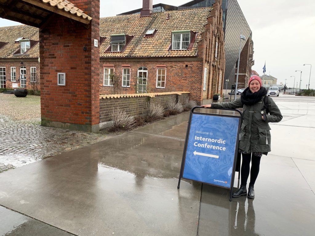 Centrum för religionsdialogs medarbetare Sofia Nordin vid entrén till kyrkans Hus i Malmö