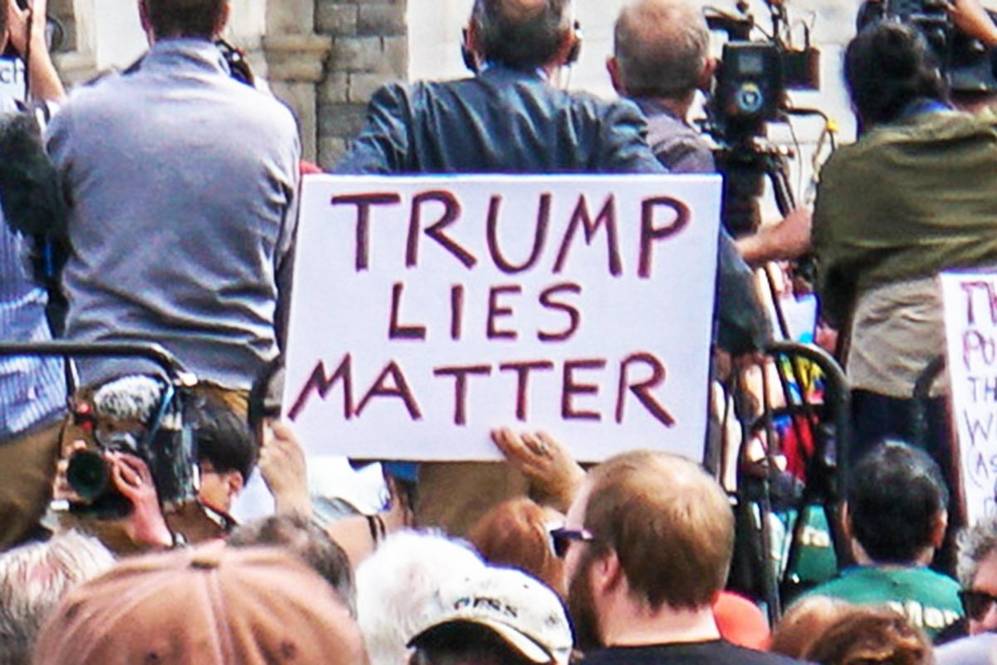 Demonstration i USA. Skylt med text: "Trump lies matter".