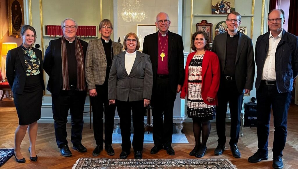 På bilden från vänster: Johanna Holmlund Lautmann, bitr. avdelningschef för Utlandskyrkan, Peter Lindvall, enhetschef för enheten för pastoral utveckling med ekumenik, Karin Sarja, avdelningschef för avdelningen för kyrkoliv, kyrkopresident Silvia Genz, ärkebiskop Martin Modéus, bitr. avdelningschef för Act Svenska kyrkan, Eva Ekelund, Jakob Evertsson, teologisk sekreterare, Anders Lindow, kyrkoherde och tolk under dagarna.