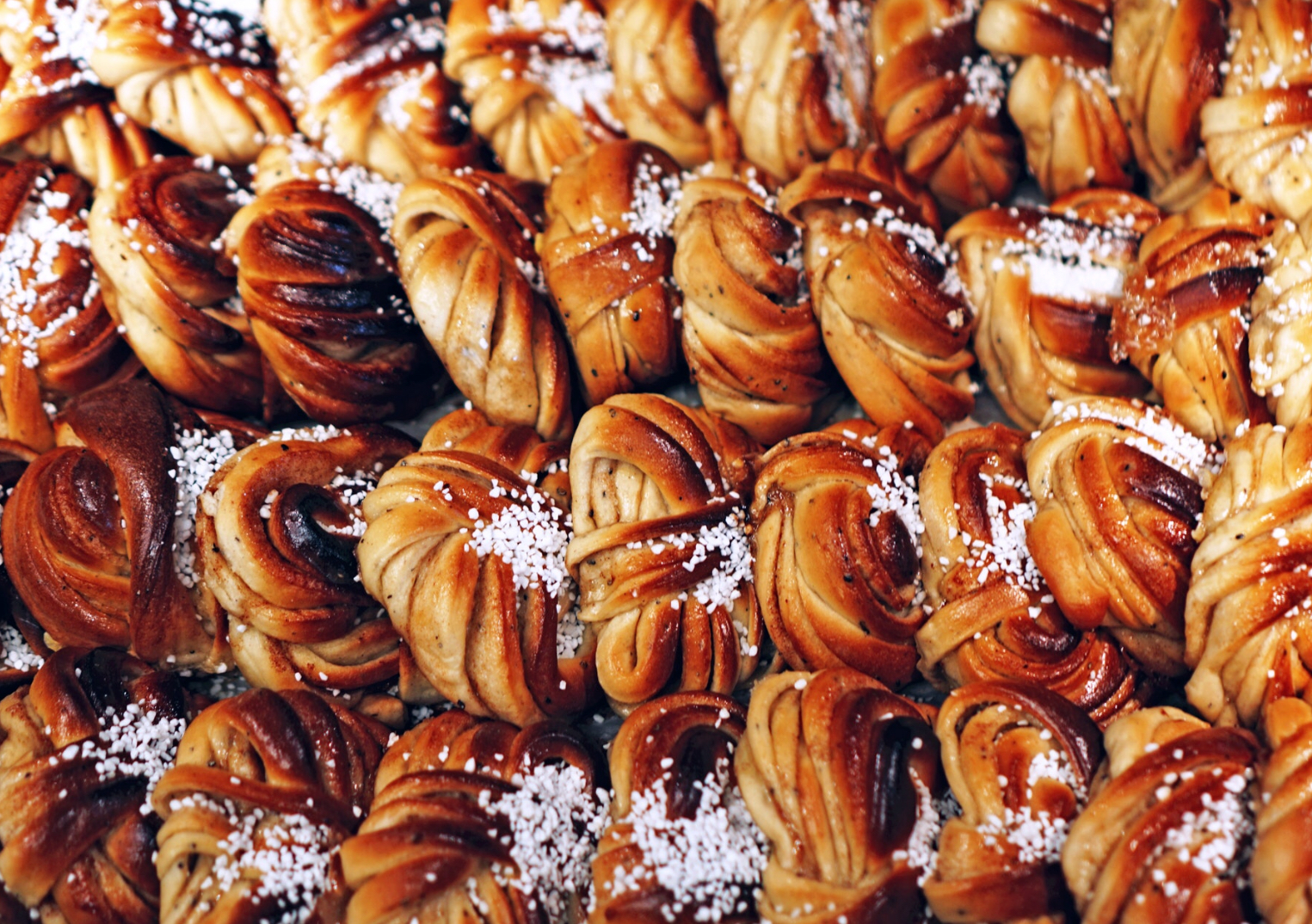 Det är väldigt svårt att vara sur och äta kanelbullar på samma gång