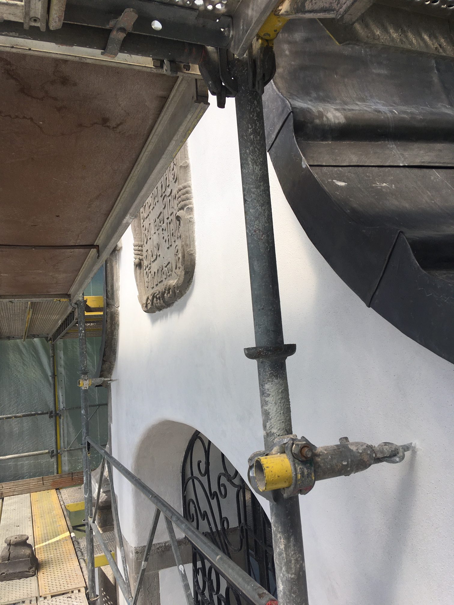 Smygtitt innanför tältet