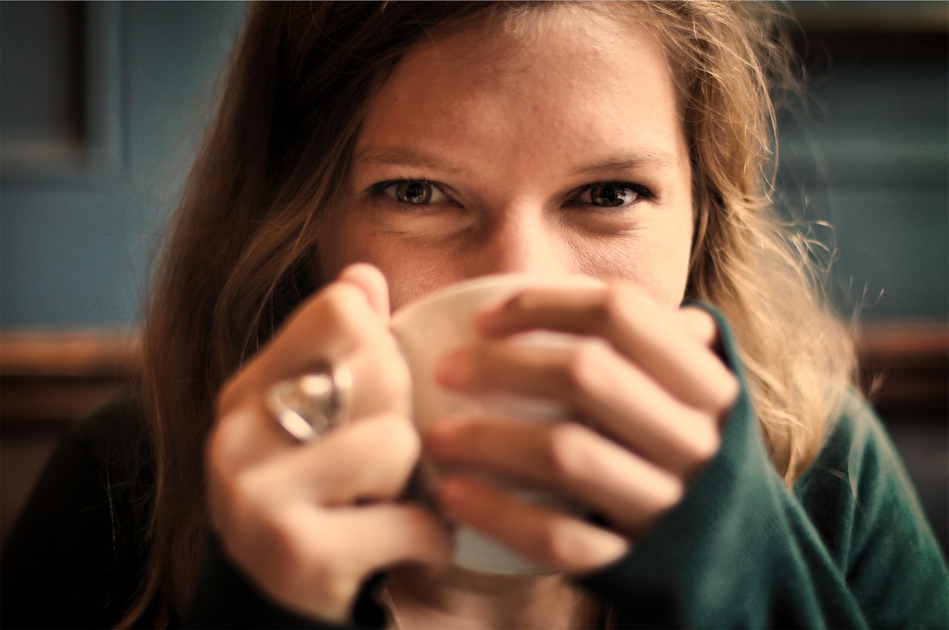 Äkta bekännelser över en kopp fejkat kaffe.