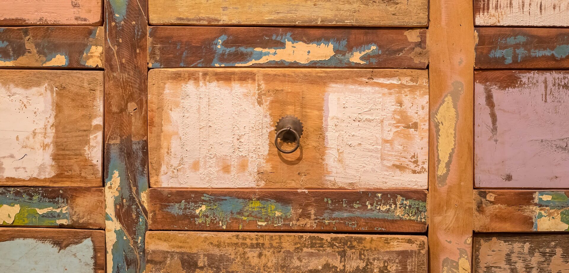 Små lådor som sitter i en antik byrå.