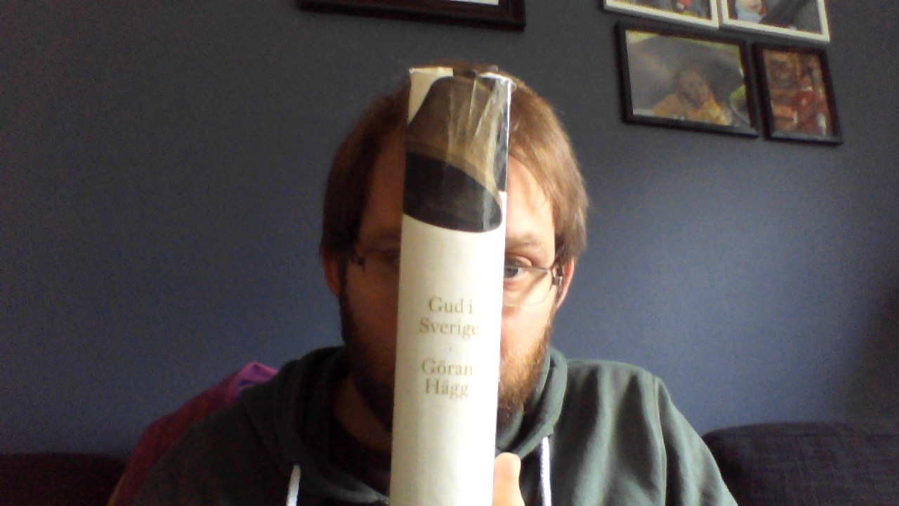 En präst läser ”Gud i Sverige”