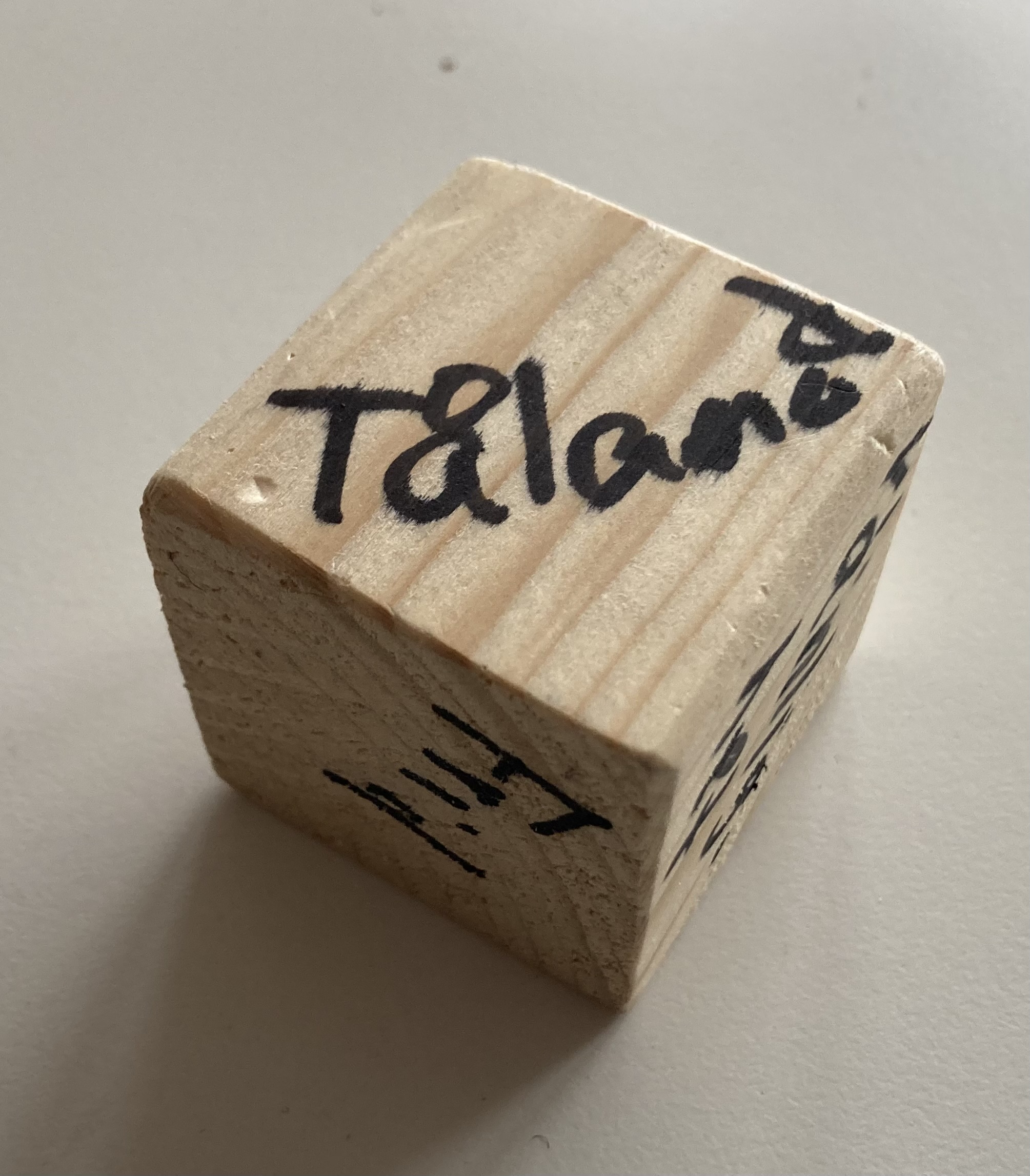 Tärning med texten "tålamod"