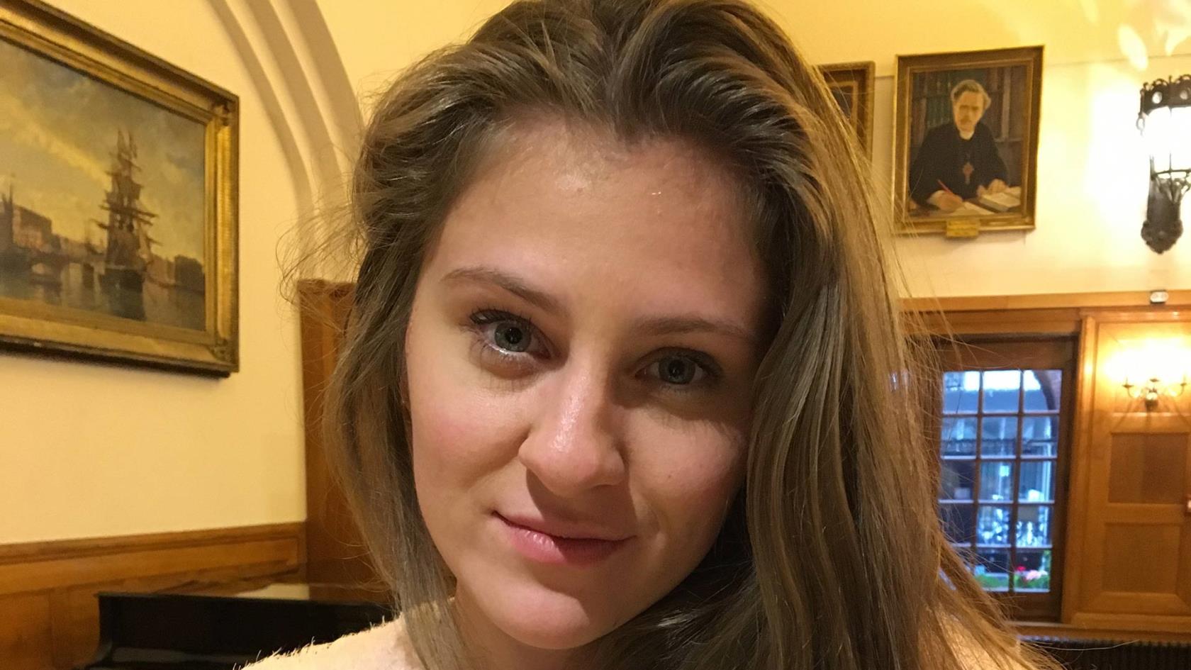 Julia konfirmerade sig som 21-åring i Paris