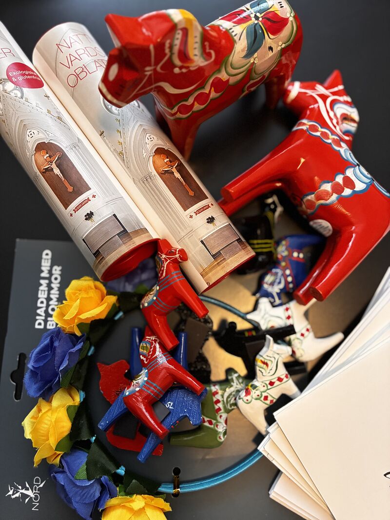 Hur packar man en dalahäst?