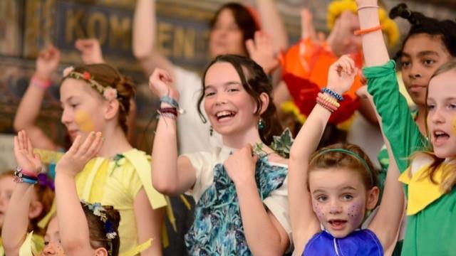 Leende barn som sjunger i kyrkan